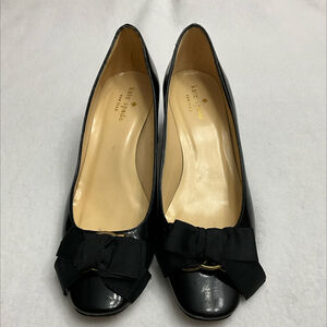 KATE SPADE “MABLE” BLACK PATENT LEATHER PUMPS-8